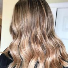 7 of the Best Colors to Cover Gray Hair | Wella Professionals Buttercream Blonde, Spring Hair Color Trends, Ginger Peach, Peach Hair, Spring Hair Color, Dye Ideas