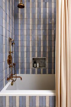 Vertical stripes of light blue and ivory zellige tiles decorate a shower-bath area, while an ivory shower curtain appears on the right side of the frame. Living Room Drawing, Striped Tile, Style Deco, Upstairs Bathrooms, S Design, Decoration Inspiration, Bathroom Renos, Beautiful Bathrooms, Interior Inspo