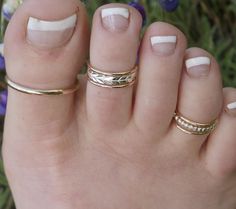 SAME DAY SHIPPING on orders received by 12 PM PST FREE FIRSTCLASS SHIPPING in U.S. on orders $35.00 or more! FREE INTERNATIONAL FIRST CLASS on orders $100.00 or more! SIZING METHOD for Toe or Midi Rings: 1) For Toe Rings, use half of your shoe size, or your full pinkie size (80% accurate) 2) Measure your Toe/Finger using a string or Dental Floss * With a piece of string or dental floss, wrap it snugly but not tight at the part of the toe/midi where you want the ring will lay (on the toes, typica Toe Ring Designs, Gold Toe Rings, Rings Stacking, Nail Ring, Plastic Ring, Silver Stacking Rings, Pearl Cream, Midi Rings, Toe Ring