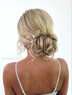 Messy Bun Wedding Hair, Bridal Hair Updo With Veil, Debs Hairstyles, Bun Wedding Hair, Messy Bun Wedding, Elopement Hair, Low Bun Wedding Hair, Prom Hair Up, Bride Hairstyles Updo