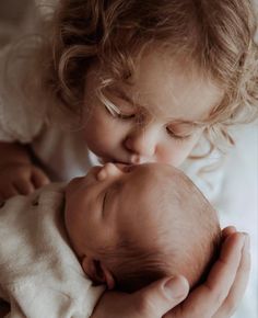 Lifestyle Newborn Photography Siblings, Newborn Sibling Pictures, Sibling Photography Newborn, Newborn Photo Pose