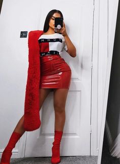 Thick amateur selfie red patent leather miniskirt and sock boots Outfit Chic, Red Skirt, Looks Chic, Look Fashion, White Shirt, Moschino