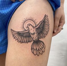 a bird tattoo on the thigh