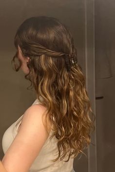 A personal fav that I use on the daily to get amazing long lasting waves! I put some photos of hairstyles you can do as well, to get some inspo.
Link is down below if your interested 
 *I do not claim any of these photos as mine i just found them and i thought it would help :)* Small Wavy Hair, Hair Inspo For Curly/wavy Hair, Wavy Hair School Hairstyles, Wavey Hair Haircuts, Natural Wavy Wedding Hair, Wavy Hair Aesthetic Faceless, Wavy Girl Hairstyles, Wavy Hairstyles Aesthetic, Aesthetic Wavy Hairstyles