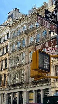 Nyc Influencer Aesthetic, Nyc Coffee Aesthetic, New York Vintage Aesthetic, Nyc Socialite Aesthetic, Fall Aesthetic Nyc, New York Life City Apartments, Soho Aesthetic Nyc, Nyc Buildings Aesthetic, New York Trip Aesthetic