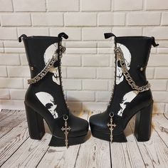 Brand New In Box Has A Cross Charm 1 Inch Platform 5.25 Inch Heel Skull Heels Boots, Sugar Thrillz Shoes Black, Emo Skull, Emo Boots, Pink Platform Boots, Knee High Cowboy Boots, Goth Outfit Ideas, Dolls Kill Shoes, Goth Shoes