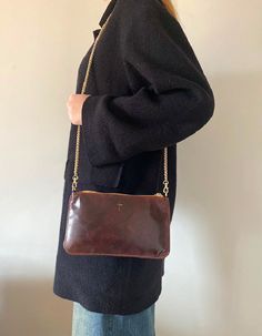 This small crossbody bag features a rectangular silhouette inspired by the golden rectangle. This version is made of vegetable-tanned goat leather, hand-dyed with natural brown dye. Includes a gold chain shoulder strap, made of 100% iron. The carabiners are gold, as is the metal zipper. All hand-sewn and with the edges painted in black. It has the cross sewn on the back. It is very light and has a certain rigidity that will be lost with use. * Perfect for everyday use and special occasions * To Cognac Textured Leather Rectangular Shoulder Bag, Brown Leather Box Bag With Rectangular Shape, Brown Leather Box Bag With Rectangular Case, Brown Leather Rectangular Box Bag, Brown Crossbody Box Bag For Evening, Brown Evening Crossbody Box Bag, Textured Leather Brown Clutch Shoulder Bag, Gold Rectangular Shoulder Bag With Leather Lining, Brown Leather Rectangular Shoulder Bag