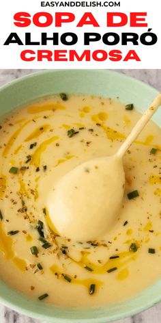 a bowl of soup with a spoon in it and the words sopa de alho poro cremosa