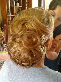 Hairstyles For Christmas, Latest Hairstyle For Girl, Easy Party Hairstyles, Bridal Updos, Beautiful Wedding Hair, Bridal Party Hair, Happy New Year 2014, Hairstyle Wedding, Hair Puff