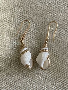 Acrylic sea shells with gold tones Elegant White Shell For Beach, Elegant Shell For Summer Vacation, Elegant Summer Shell For Vacation, Gold Shell As Summer Gift, Gold Shell For Summer Gift, Elegant Gold Earrings For Vacation, Elegant White Shell For Vacation, Gold Shell Jewelry For Vacation, Gold Shell For Beach