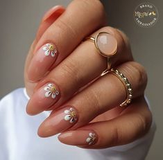 Daisy Nail Designs, Spring Nail Ideas, April Nails, August Nails, Daisy Love, Almond Nails Designs, Oval Nails, Spring Nail