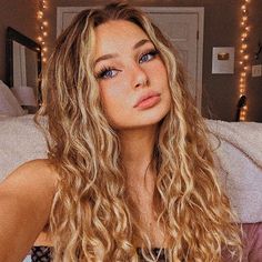 Blond Hair Ideas Curly, Quirky Hair Colours, Blonde 2b Hair, Blonde Hair Color Ideas Curly, Caramel Honey Blonde Curly Hair, Honey Blonde Wavy Hair, Dirty Blonde Curly Hair With Highlights, Blonde Balayage Wavy Hair, Curly Blonde Hair Aesthetic