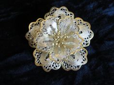 Vintage Filigree Sterling Silver, 925 Flower Brooche, 1 ½", 8.83 g., pretty, delicate looking, stamped Rounded petals, with centre pistil, unpolished, stunning , has a bit of a golden sparkle Weighs:  .009 kg,   1 ½" across and ½" high Packaged in jewellery box and bubble wrapped envelope. Golden Sparkle, Dragonflies, Flower Brooch, Silver 925, Brooch Pin, Jewelry Box, Sparkle, 925 Sterling Silver, Stamp