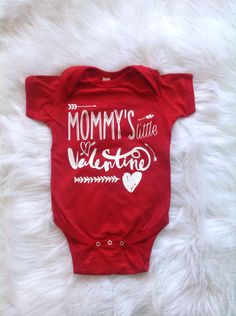 mommy's+little+valentine+baby/+valentine+onesie/+baby+boy/+baby+girl+by+Liljopeepshop+on+Etsy Baby Boy Valentine Outfit, Boys Valentines Outfit, Girl Onsies, Boy Onesies, Sublimacion Ideas, Valentines Day Baby, Baby Boy Onesies, Boy Onesie