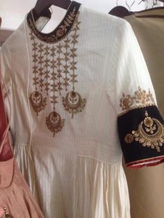 Kurti Suit Designs, Casual Kurti Designs, Suit Designs Pakistani, Sleeves Design For Kurtis, Kurti Suit, Casual Kurti, Embroidery Suits Punjabi, Latest Kurti, Embroidery On Kurtis