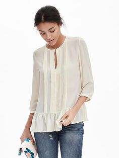 Crepe Flutter Blouse Louisiana Fashion, New Orleans Fashion, Loose Top, Pretty Blouses, Loose Tops, Modern Outfits, Street Chic, Sweater Blouse