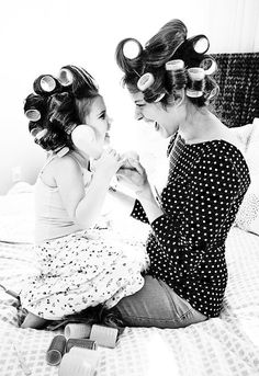 Séance bigoudis entre mère et fille // Mother and daughter hair roller session - émoi émoi Mother Daughter Photos, Baby Fotografie, Mommy Daughter, Perfectly Posh, Shooting Photo, Hair Rollers, Mom Daughter, Mothers Love, Mother And Child