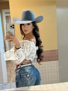 Jaripeo Outfits Mexican Women, Hispanic Outfits, Mexican Girl Outfit, Baile Fits, Cowgirl Fits, Vaquera Fits, Jaripeo Outfits, Mexican Clothes, Baile Outfits