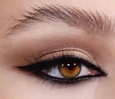 Feline Eyeliner, Vampire Bride, Interesting Images, Dope Makeup, Eye Makeup Art, Makeup Pictures, Mode Inspo, Makeup Eyeliner