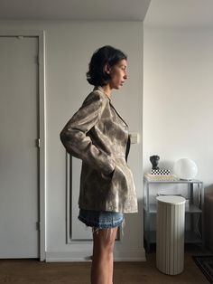 This is a stunning snake print leather jacket by the brand Braemar. It has gorgeous beige/ brown/ black tones, and it buttons up the front like a blazer with a classic collar and pockets. It's so perfect for fall. Comes with extra buttons.  Labelled a size XS women's, but fits more like a women's small or fitted medium. 100% leather exterior and 100% acetate satin interior - it's a gorgeous champagne colour.  In great preloved condition with no major flaws observed. Champagne Colour, Leather Jacket Vintage, Black Tones, Blazer Style, Long Blazer, Vintage Leather Jacket, Champagne Color, Blazer Fashion, Jacket Vintage