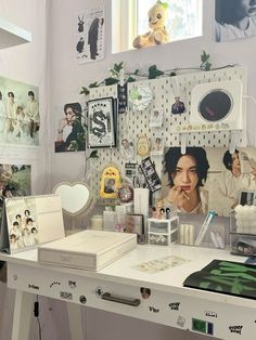 Escritorio decorado-Hyujin Bedroom Ideas For Kpop Fans, Asthetic Desk Ideas, Kpop Desk Inspiration, Peg Board Kpop Aesthetic, Aesthetic Kpop Desk Setup, Room Inspo Aesthetic Kpop, Kpop Room Aesthetic Desk, Kpop Room Makeover, Bedroom Ideas Kpop Aesthetic