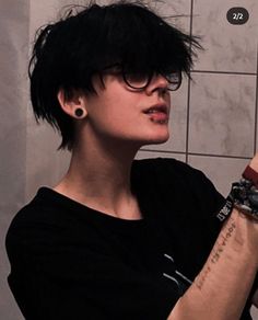 Short Ftm Haircuts, Short Emo Nails, Emo Boy Haircut, Grunge Boy Haircuts, Short Emo Haircuts, Trans Boy Haircut, Emo Nails, Short Emo Hair