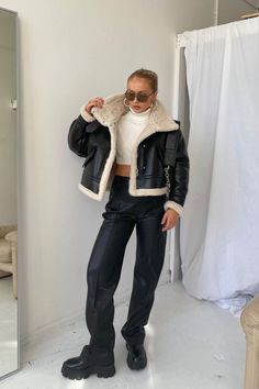 Best Winter Jackets, Looks Pinterest, Black Streetwear, Winter Jacket Women, Look Formal, Warm Winter Jackets, Retro Motorcycle, Female Shorts, Sheepskin Coat