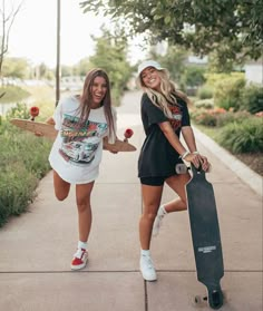 Summer Skateboarding, Punk Mom, Skateboard Tricks, Skater Girl Aesthetic, Skateboarding Aesthetic, Style Skate, Skateboard Truck