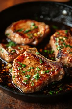 Four cooked pork chops garnished with herbs in a black skillet. Pork Chops On The Stove, Pork Chops With Mushroom Gravy, Pork Chop Marinade Recipes, Sides For Pork Chops, Healthy Pork Chop Recipes, Skillet Pork Chops, Boneless Pork Chop Recipes, Mushroom Pork Chops