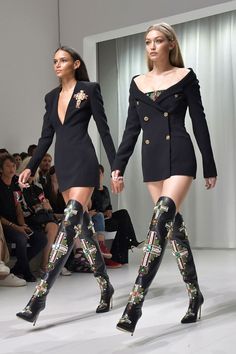 Gigi 2, Versace Runway, Boss Ladies, Model Runway, Gorgeous Outfits, Couture Mode