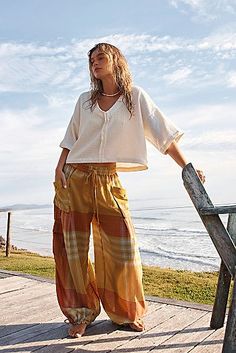 We The Free Hot In It Moto Pants | Free People Free People Cargo Pants Outfit, Free People Outfits Bohemian, Comfy Boho Outfits, Free People Outfits, Free People Aesthetic, Boho Fits, Tailored Clothes, Washing Basket, Estilo Hippie