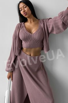 Traumhaft bequemes und kuscheliges Kostüm Set.  Jede Frau wird in diesem gestrickten Rockanzug elegant und weibisch. - 3 Teile: Midirock mit Schlitz, Crop Top und Cardigan Erhältlich in 2 Größen S/M Büste: 88 cm - 93 cm Taille: 67 cm - 71 cm Hüftumfang: 96 cm - 100 cm und M/L Büste: 37 "-39" oder 93 cm - 99 cm Taille: 71 cm - 75 cm Hüftumfang: 100 cm - 104 cm Größe/Maße/Gewicht: 80% Baumwolle 20% Viskose VERSAND Der Standardversand in die USA ist kostenlos Wenn Sie Express-Versand haben möchten, Crop Top And Cardigan, Knit Skirt Set, Crop Top Knit, Knitted Skirt, Skirt Suit Set, Short Cardigan, Pink Knit, Suit Set, Knit Skirt