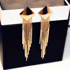 Glossy Simple Geometric Square Long Tassel EarringsMaterial: alloy

Size: 10cmx2.5cm

Package: opp bag Casual Chique Stijl, Indian Jewellery Design Earrings, Long Tassel Earrings, Gold Jewelry Simple, Jewelry Design Earrings, Fancy Jewellery, Gold Earrings Designs, Fashion Jewelry Earrings, Bridal Gold Jewellery