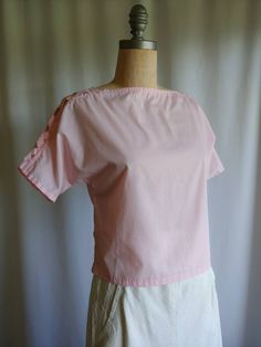 Sweet 80s blouse Cropped boxy shape Criss Cross shoulders Airy light, possibly blend Bust - 36 - 40 inches Waist - 17 1/2 inches Length - 19 inches Excellent vintage condition Linen skirt in ivory, high waisted xs found here: https://www.etsy.com/ca/listing/766916146/70s-linen-skirt-high-waisted-liz?ref=shop_home_feat_2 Pink Cropped Cotton Top, Pink Cropped Cotton Blouse, Casual Pink Cropped Blouse, Vintage Pink Tops For Summer, Boxy Cotton Blouse For Spring, Pink Cotton Retro Blouse, Pink Retro Cotton Blouse, Vintage Pink Top For Summer, Vintage Pink Summer Tops