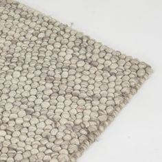 a close up view of a rug on the floor with white and gray colors,