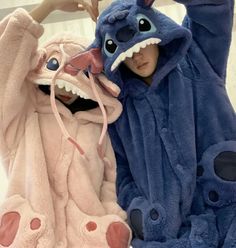 Matching Onesies Aesthetic, Matching Stitch Onesies Couples, Aesthetic Couple Clothes, Bf And Gf Matching Outfits Aesthetic, Good Matching Halloween Costumes, Cute Matching Stuff For Couples, Cute Matching Clothes For Couples, Couples Costumes Onesies, Onesie Couple Goals