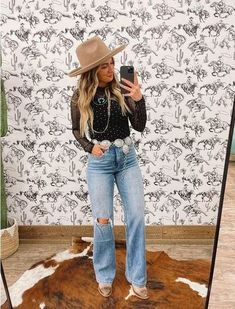 Rodeo Outfits Midsize, Concert Outfits Western, Pbr Rodeo Outfit, Bodysuit Western Outfit, Simple Country Concert Outfit Winter, 2024 Rodeo Outfits, Cute Western Christmas Outfits, Cojo Concert Outfit Winter, Nashville Outfit Inspo Winter