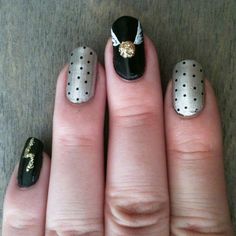 Com glitter no pomo de ouro! Harry Potter Snitch, Harry Potter Makeup, Nail Polish Design, Belle Nails