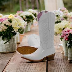 Bota vaquera para dama. Piel de res Tubo bordado de 13.5" Forro de piel Tacon: 2" Suela de vaqueta. Leather boot. Embroidered shaft 13.5" Leather lining Heel: 2" Leather sole. White Boots For Western-themed Events, Fitted White Boots For Country Events, White Country Boots For Ranch, White Country Style Boots For Ranch, White Snip Toe Country Boots, White Summer Boots For Rodeo, White Country Boots With Snip Toe, White Summer Rodeo Boots, White Boots For Summer Rodeo