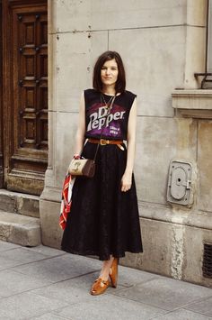 Vintage tee and full belted skirt Lady Moriarty, Outfit Rock, Perfect Spring Outfit, Leandra Medine, Giovanna Battaglia, Shirt Outfits, Top Sewing, Anna Dello Russo, Look Retro