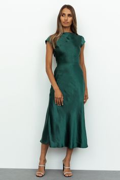 Silk Dresses Outfit, Green Dress Outfit, Green Satin Dress, Dark Green Dress, Midi Dress Formal, Graduation Photoshoot, Guest Attire, Wedding Attire Guest, Work Style