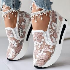 zapatillas deportivas plataforma encaje sneakers zapatillas paseo trend Styling Outfits, Women Casual Flats, Evening Heels, Lace Sandals, Mesh Heels, Sneakers Patterns, Slip On Espadrilles, Summer Sneakers, Chic Type