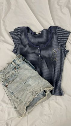 summer outfit, spring break outfit, brandy melville, short sleeve top Outfit Layed Out, Brandy Melville Inspired Outfits, Outfits Brandy Melville Style, Short Sleeve Outfit Ideas, How To Style Khaki Shorts, Brandy Melville School Outfits, Cute Brandy Outfits, Brandy Melville Summer Outfits, Cute Brandy Melville Tops