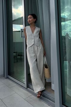 Linen Summer Outfits, Linen Pants Outfit, Mode Zara, Chique Outfits, Looks Street Style, Cute Summer Outfits, Chic Woman, Looks Style, Mode Inspiration