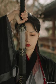 Swordswoman Reference, Unsheathing Blade Pose, Samurai Woman, Female Samurai, Japanese Drawings, Asian Inspiration, Japanese Warrior, Human Reference, Japanese Geisha