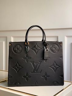 Size: Standard Size It comes with Dust box, Care manual, Tag, and Paper bag. Lv Tote, Outfit Chic, Genuine Leather Purse, Fashion Runway, Wholesale Bags, Vuitton Bag, Chain Bags, Leather Purse, Kate Spade Top Handle Bag