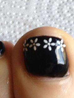 Black GELeration pedi with white daisies. Awww. Black Toenails, Toe Nail Design, Nails Pedicure, Nails 2016, Accessories Nail