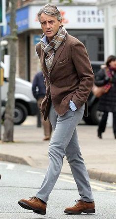 Clothes For Men Over 50, Older Mens Fashion, Smart Outfit, Winter Outfits Men, Mens Winter Fashion, Moda Vintage, Gentleman Style