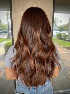 Brown hair with caramel highlights Brunette Hair Lightened, Ginger With Dark Highlights, Natural Caramel Balayage, Chestnut With Highlights, Light Brown With Dark Brown Lowlights, Subtle Auburn Hair, Warm Caramel Brown Hair, Brown Sugar Hair Color