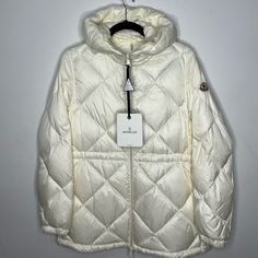 Moncler Sargas Down Parka Jacket White Women’s Size 1/S $1,550. New With Tags. With A Diamond-Quilted Construction, This White Sargas Jacket From Moncler Offers A Heightened Sense Of Luxury And Comfort. Made From Down-Filled Shell, It Has A Relaxed Silhouette That Can Be Cinched Via Drawstrings At The Waist And Hem. Material: 100% Polyamide Filling: 90% Down, 10% Feathers Hood: 100% Polyamide Lining: 100% Polyamide, Fully Lined True To Size Loose Fit, Drawstring Waist Lightweight Material Dry Cl Luxury Long Sleeve Winter White Outerwear, Classic White Hooded Outerwear, Luxury White Winter Outerwear, White Fitted Luxury Outerwear, Designer Outerwear With Pockets, Designer Fitted White Outerwear, Designer White Fitted Outerwear, Luxury White Winter Puffer Jacket, Luxury White Puffer Jacket For Winter